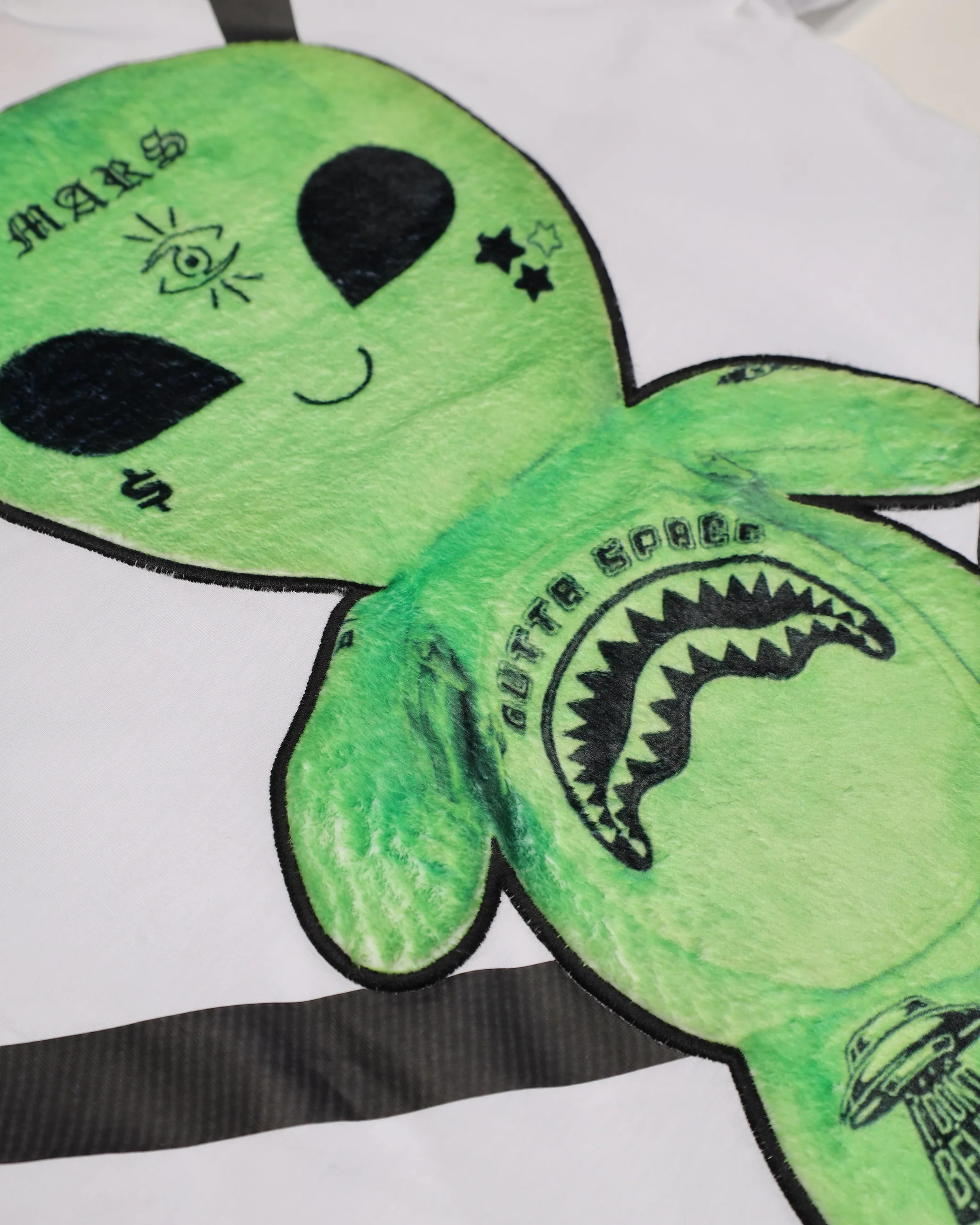 ALIEN PLUSH BACKPACK T-SHIRT - Image 10