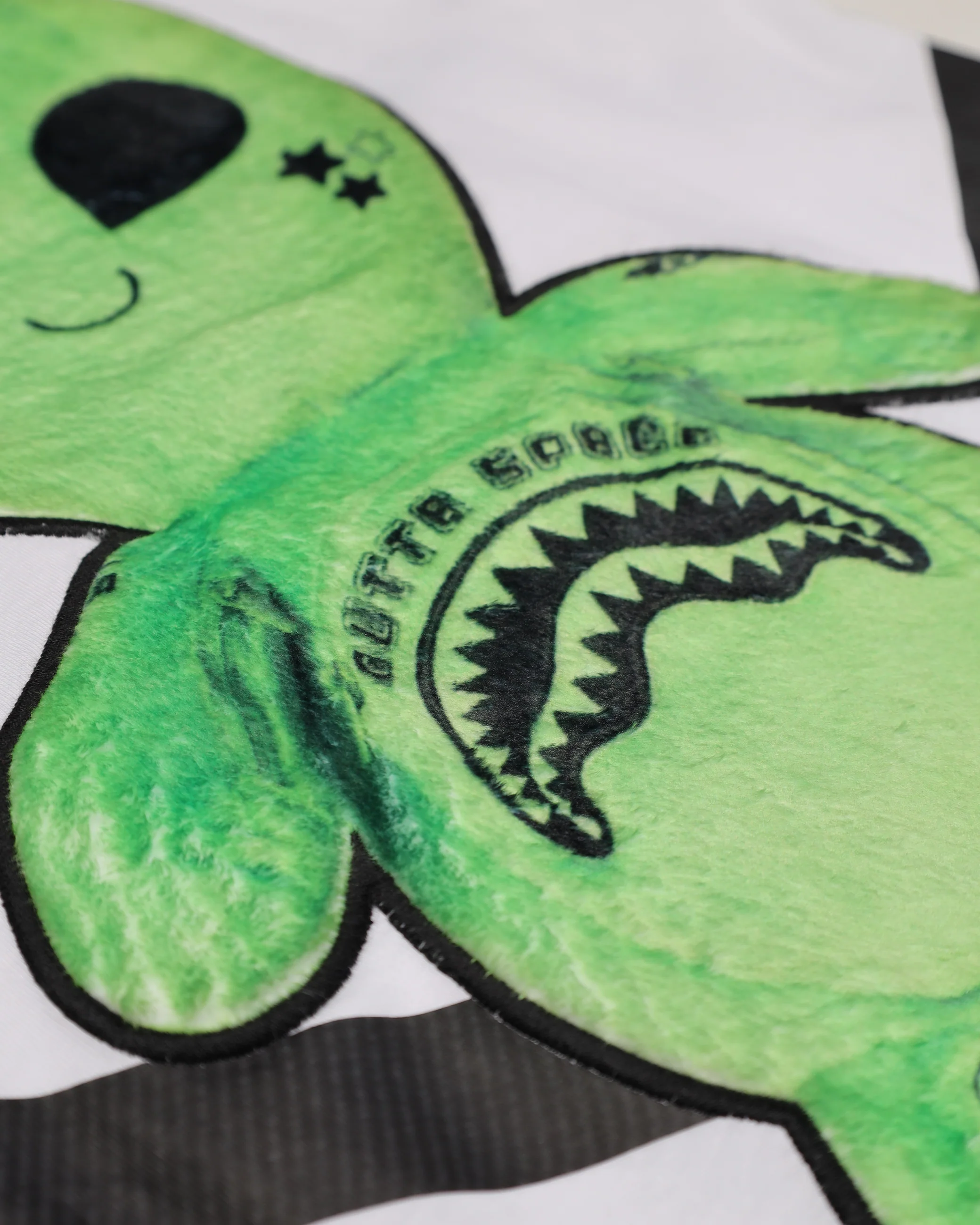 ALIEN PLUSH BACKPACK T-SHIRT - Image 11