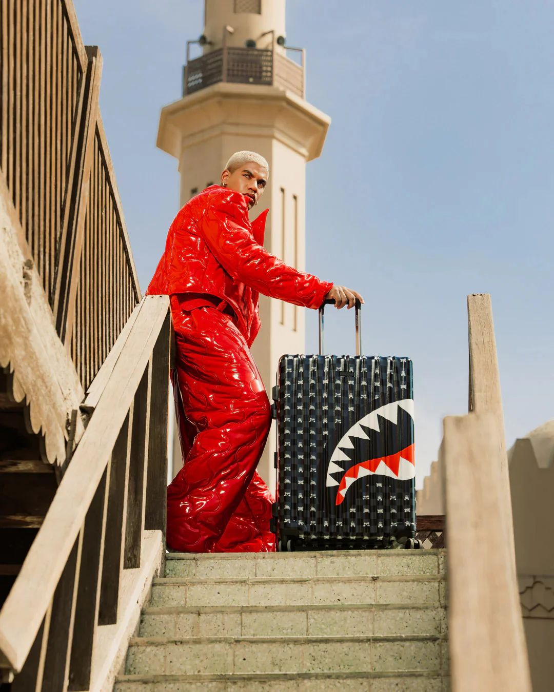 GRAY PEEKING CHARACTER SKETCH LARGE HARD LUGGAGE - Image 4