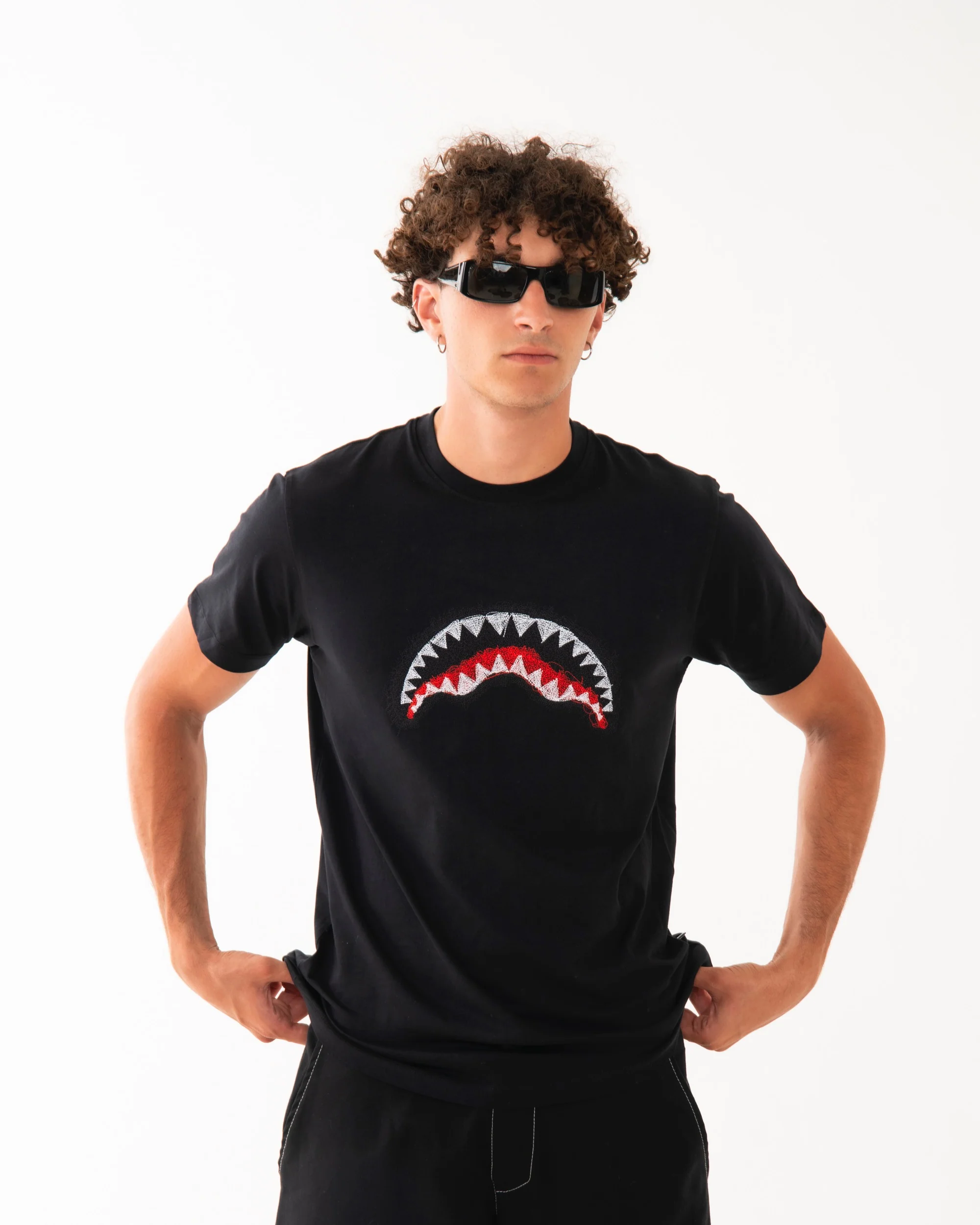 SCRIBBLE EMBROIDERY SHARK REG T-SHIRT BLK - Image 2