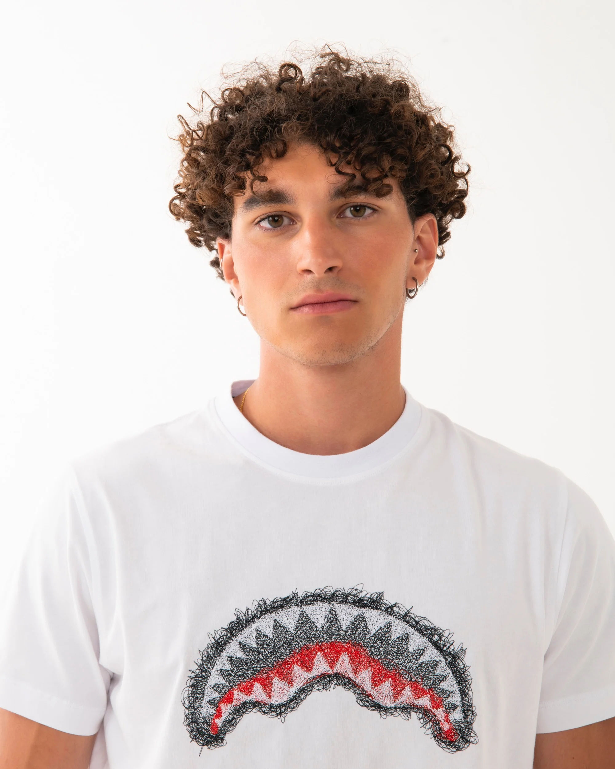 SCRIBBLE EMBROIDERY SHARK REG T-SHIRT WHT - Image 2